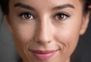 Studio headshot prompt of an adult woman with Rembrandt lighting and clean background
